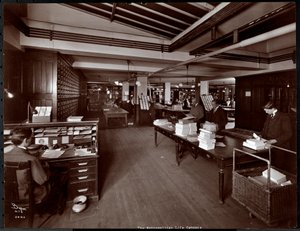 Hommes travaillant dans ce qui semble être une salle de tri à la Metropolitan Life Insurance Co. à la 23e rue et Madison Avenue, New York, 1907